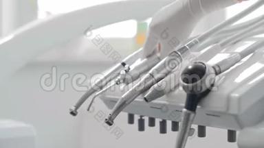 牙科医生在牙科诊所使用`牙科设备